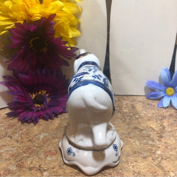 1980’s Hand Painted Vintage Porcelain Blue & White Dancing Elephant Figurine - Picture 4 of 16